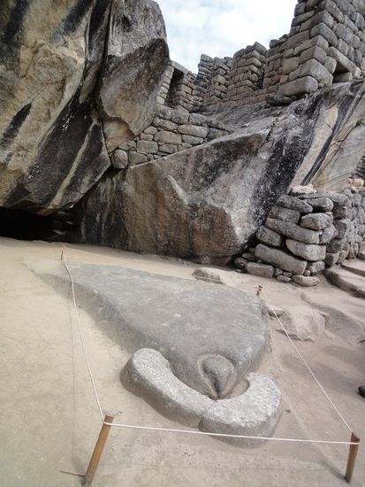 Der Tempel des Condors  -  die Flügel hängen an der Wand.