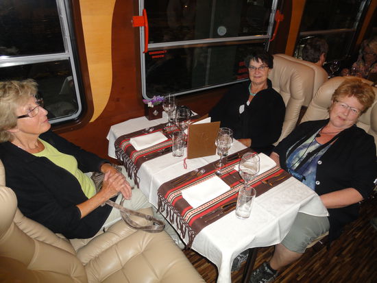 Der ganze Speisewagen allein für uns.