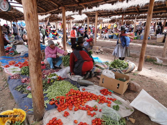 Der Gemüsemarkt findet auf dem Boden statt.