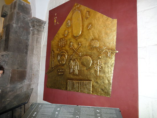 Mit solchen Goldplatten waren die Räume des Sonnentempels ausgestattet.
