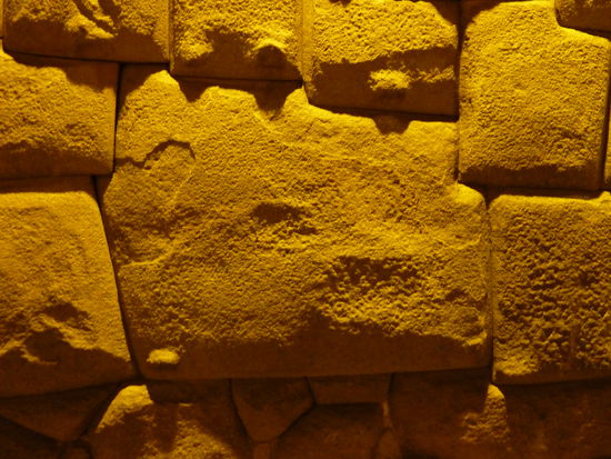 Der Zwölferstein heisst so, weil er zwölf Ecken hat.