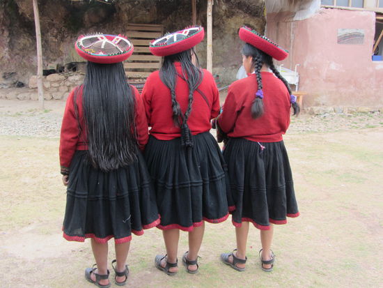 Die typischen drei Frisuren des Dorfes:
ledig (für jeden Freund einen Zopf)
verheiratet
verwitwet