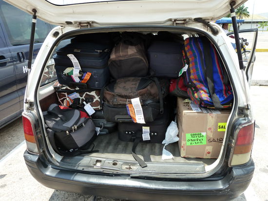 für das Gepäck steht ein Taxi bereit