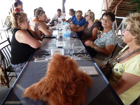 Mittagessen im Balsa-Restaurant von Nanay. Und wer sitzt da oben am Tisch?