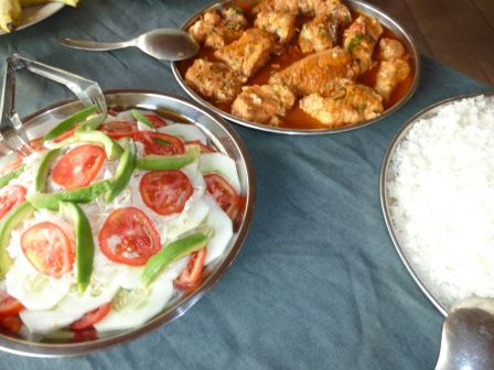 Pescado sudado mit Salat aus Tomaten, Gurken, Avocados und Chonta, dazu Reis, der bei einem peruanischen Essen kaum fehlen darf.