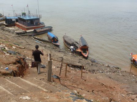 das immer wieder neu improvisierte Ufer in Nauta. Nach der Regenzeit wird das Wasser bis zur Höhe der Promenade stehen.