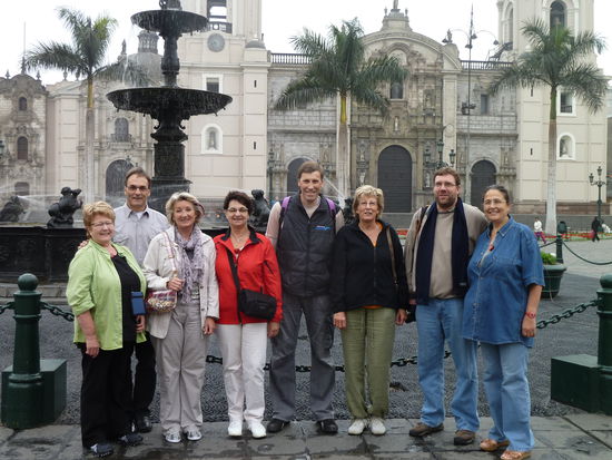 die ganze Gruppe vor der Kathedrale von Lima