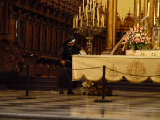 In der Kathedrale von Lima: eine Nonne bügelt das Altartuch. Fast hätten wir laut losgeprustet, so skuril war die Szene.