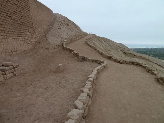 Der Weg führt hinauf zum Sonnentempel. Und weit hinten sieht man bereits den Pazifik