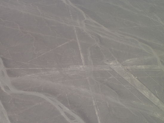 man weiss nicht, woher die Zeichnungen und Linien kommen und welchem Zweck sie dienen. Auch wenn die deutsche Wissenschaftlerein Maria Reiche die Hälfte ihres Lebens diesem Geheimnis gewidmet hat.