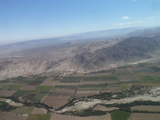 Dank dem Fluss, der zwar nur selten Wasser bringt, gibt es rechts und links davon fruchtbare Felder