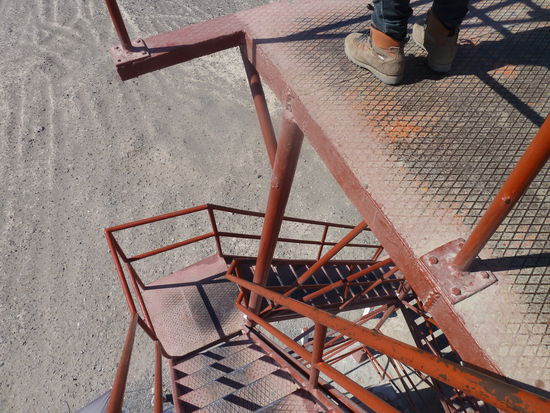 Beim Aussichtsturm inmitten der Wüste