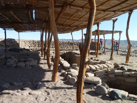 unter der gleissenden Sonne liegen die offenen Gräber