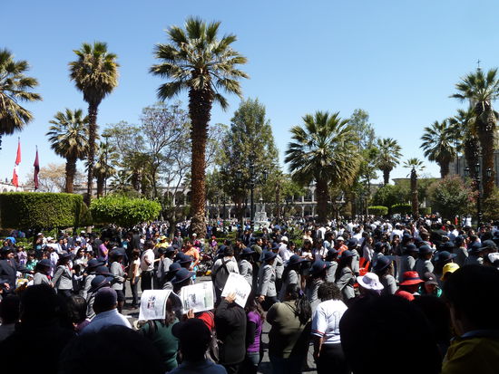 Die sonntägliche Parade auf der Plaza des Armas: ein Volksfest