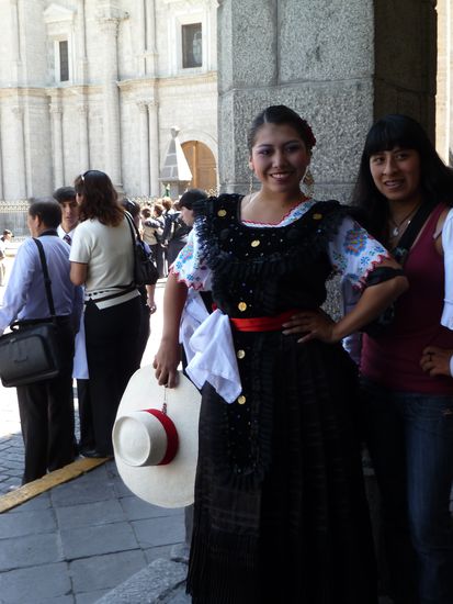 Eine junge Schönheit in einer Tracht aus dem Norden Perus