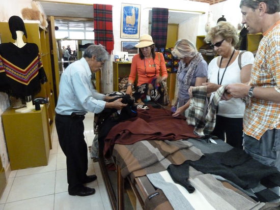 die weichen und feinen Produkte aus Alpaka-Wolle werden genauestens untersucht.