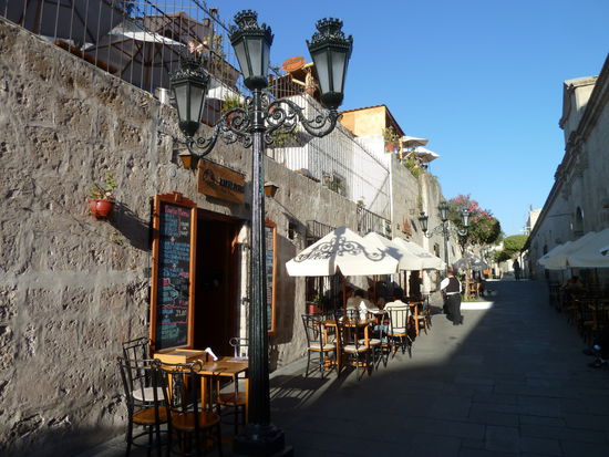 auf der Dachterrasse unter den Sonnenschirmen erholten wir uns von der Stadtführung