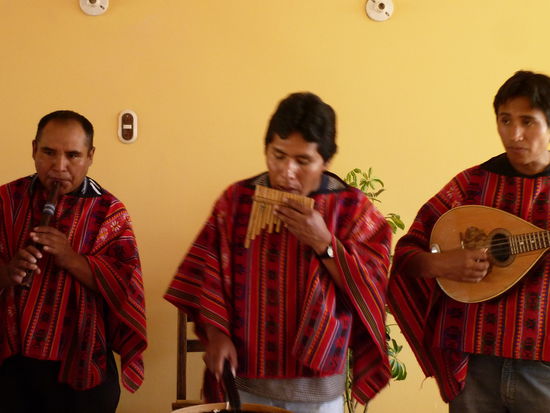 Ueberall ist Musik dabei. Mittag- und Nachtessen