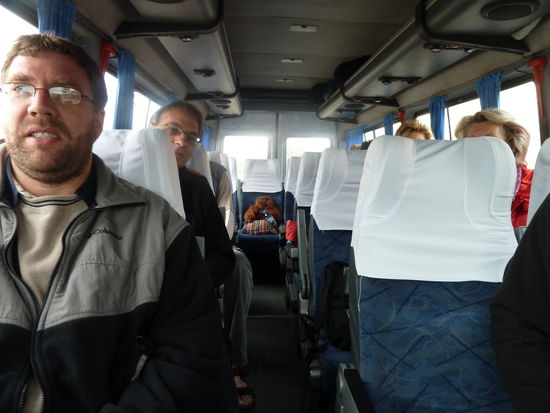 ... aber ganz hinten im Bus hatte er die ganze Uebersicht.