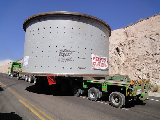 Ein gewaltiger Schwertransport mit zwei Zugmaschinen