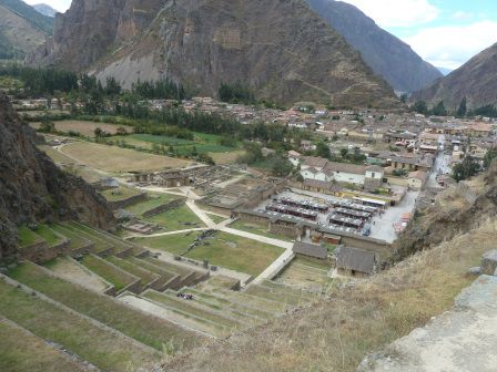 Aussicht über die Terrassen aufs Dorf und ins Urubambatal