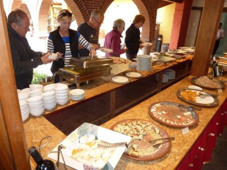 Am Buffet gibt es Suppe, Salate, Vorspeisen, Hauptspeisen und süsse Desserts.