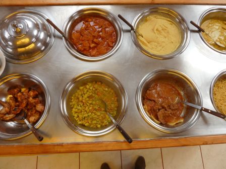 Das Buffet bietet für jeden etwas: Poulet und Rindfleisch, Kartoffelstock, Spaghetti, Gemüse. Separat Salate und Vorspeisen und verschiedene Desserts.