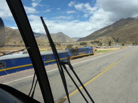 Wir überholen den Zug Cusco-Puno...