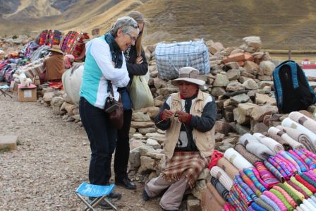 Margrit und Renate lassen sich die spezielle Strickmethode erklären