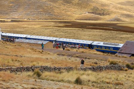 Hier treffen sich die beiden Züge von Cusco und Puno. Es ist der einzige Halt dieser täglichen Bahnverbindung.
