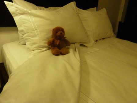 er nimmt gleich das Bett in Beschag...