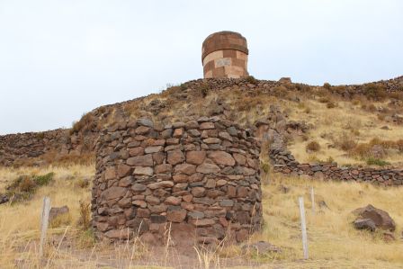 Die Grabtürme von Sillustani. Der vordere stammt aus einer älteren Kultur, oder höhere wurde von den Inkas gebaut.
