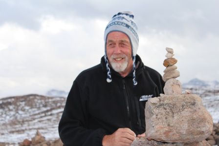 Oskar baut ein Steinmannli. Sie wurden hier in den Anden schon aus alter Tradition an Übergängen aufgestellt und man findet sie an den abgelegensten Orten.