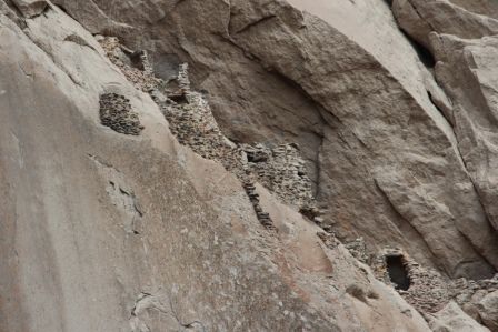 Wie Wespenwagen kleben die alten Gräber in den Felsen