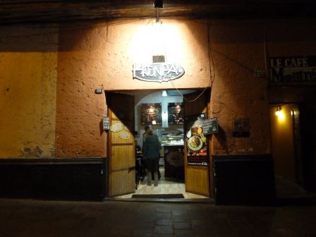 Nachtessen in einem einfachen kleinen Restaurant - Hatunpa, spezialisiert auf Kartoffeln