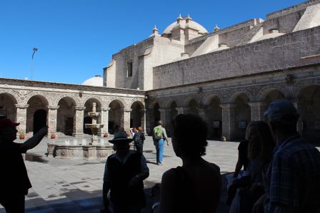 im Hof der Jesuitenkirche gibt es weitere Erklärungn