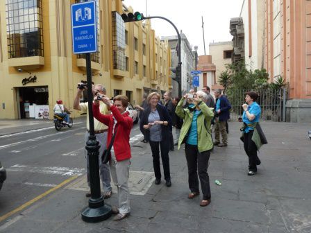 Wenn es nichts zu sehen gibt, aber alle fotografieren, das nenn ich einen echten Fotostopp. Bummel durch die Innenstadt von Lima.