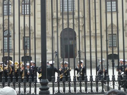 Changing of the guards mit einer Musikkapelle und viel Zeremonie. Das ganze dauert fast eine Stunde.