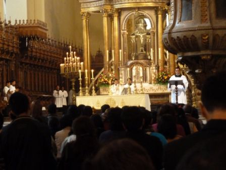 In der Kathedrale ist Messe. Wenn wir diskret bleiben, dürfen wir uns umsehen. Nach der Messe ist die Kathedrale heute geschlossen, denn es ist Sonntag. Führungen werden erst morgen wieder durchgeführt.