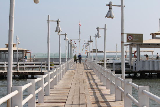Draussen an der Pier wartet unser Boot