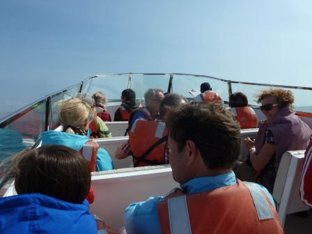 los geht die Fahrt hinaus in die Bucht und dann ins offene Meer
