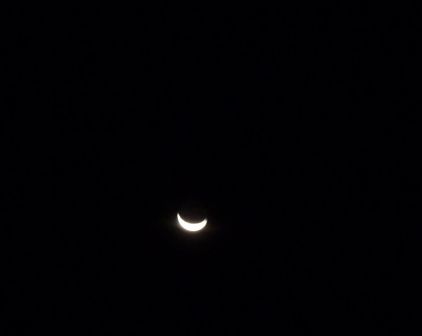 Der Mond hängt verkehrt rum am Himmel.
