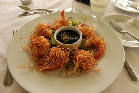Mein Menu: Crevetten in frittierte Reisnudeln gehüllt mit Miso-Sosse