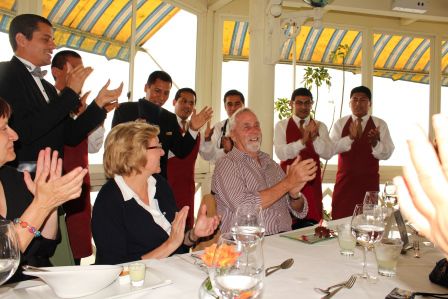Wir feiern Oski's Geburtstag und die ganze Restaurant-Crew bringt ein Geburtstagsständchen. Happy Birthday