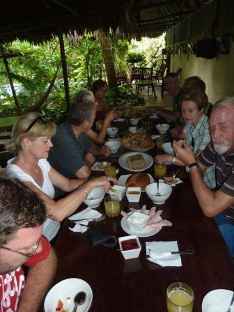 Frühstück im Schatten, die Temperatur ist noch angenehm