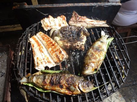 Auf dem Grill: neben Fisch ein Stück Cayman (Krokodil)