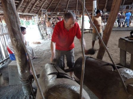 René versucht sich an den grossen Ritual-Trommeln