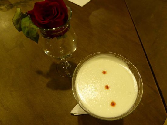 Der erste Pisco Sour. Der typische peruanische Drink besteht aus aus Pisco (Traubenbranntwein) Zitronensaft, Zucker und Eiweiss. Fein, süss, schaumig, aber heimtückisch