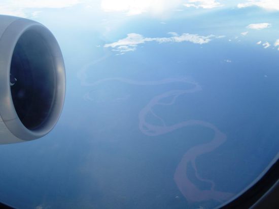 Tief unten fliesst der Amazonas, oder einer seiner gewaltigen Nebenflüsse durch den Regenwald Brasiliens.