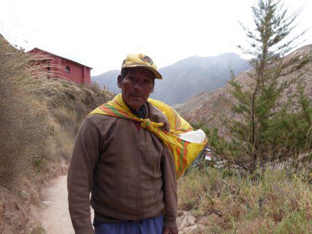 Amos hat am Morgen um 4 vier in seiner Salzpfanne angefangen. Das Ergebnis seiner Arbeit trägt er am Mittag zurück ins Dorf: 20 Kg Salz.
Amos ist 72 Jahre alt.